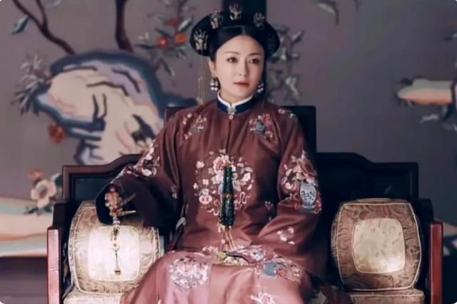 乾隆晚年时嘉庆进献一13岁少女，乾隆笑而纳之，半年后她便守寡了