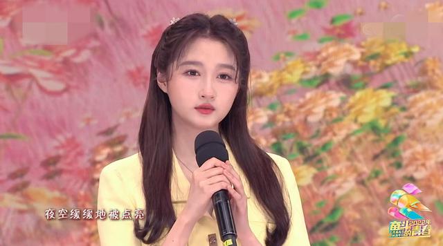 五四晚会：赵丽颖大变脸，关晓彤化浓妆，她们俩赢得毫不费力