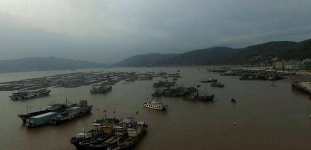 福建渔民出海打渔不慎迷失方向，不料发现一座发光小岛