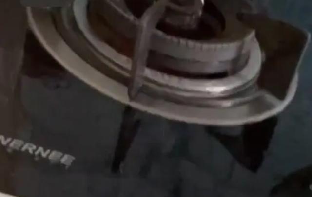 關閉的燃氣灶突然自燃！很多人忽視，快自查 - 