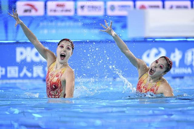花樣游泳：奧運冠軍奪金 兩對雙胞胎登上領獎台 - 
