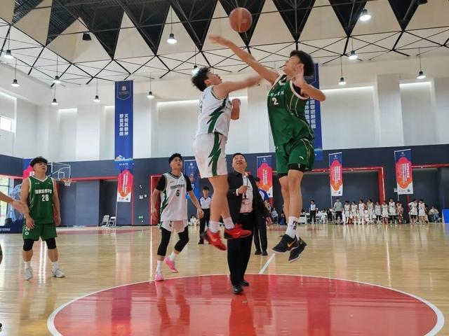 一到下午4:30，教學樓“上鎖”，大學生全被“請”出教室，為啥？ - 