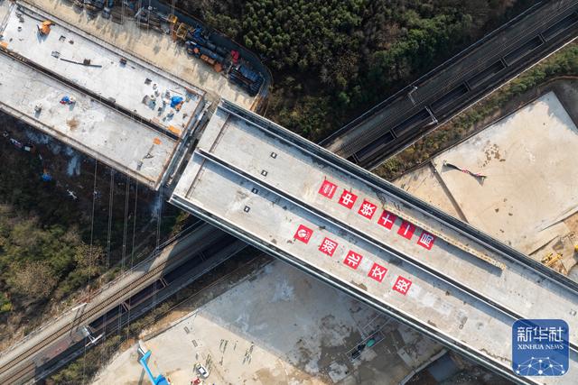 湖北咸寧：萬噸大橋成功轉體 - 