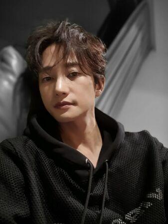 斯文韓星遭控私生活淫亂！　她怒：帶我老公玩女人，家庭因他破碎 - 