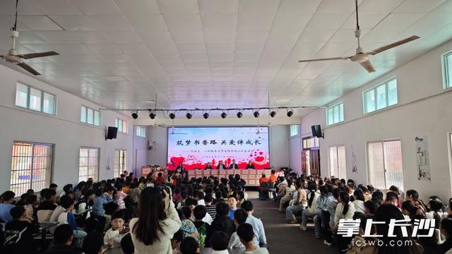 長沙青少年宮捐書助學，為華容縣學子築夢書香路
