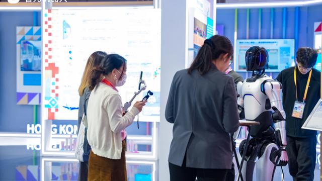 智元機器人進博會跳非遺“手獅舞”，“靈創” 內容創作平台首次開放公眾體驗 - 