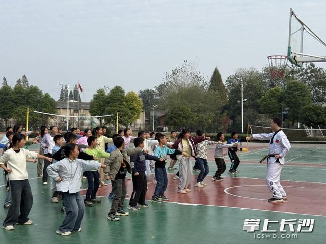 長沙青少年宮捐書助學，為華容縣學子築夢書香路 - 