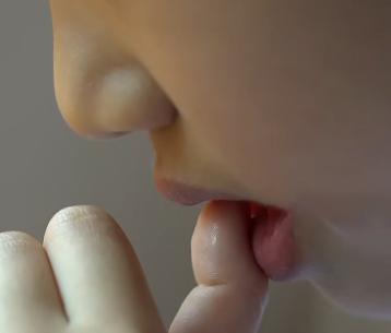 右眼0.02 左眼0.1，14歲男孩常與家中貓狗同吃同睡，雙眼感染弓蛔蟲幼蟲近乎失明！醫生：早期癥狀隱匿，延誤治療可致永久性視力殘疾 - 