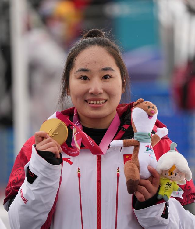 （體育）冬殘奧會——高山滑雪女子迴轉（坐姿）：張雯靜奪冠 - 