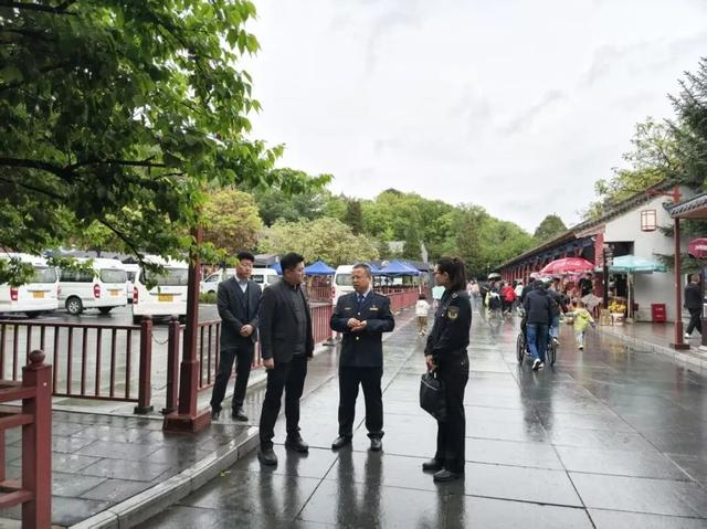 五一護航半馬盛會 平涼市崆峒區市場監管局局所聯動督導賽事安全保障工作 - 
