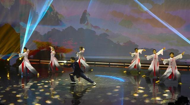 中國故事丨“萬屏同慶”話友誼：一台“跨國春晚”的20年 - 