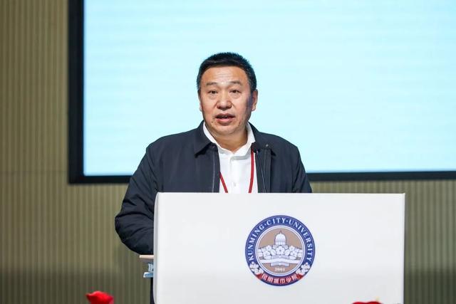 一到下午4:30，教學樓“上鎖”，大學生全被“請”出教室，為啥？ - 