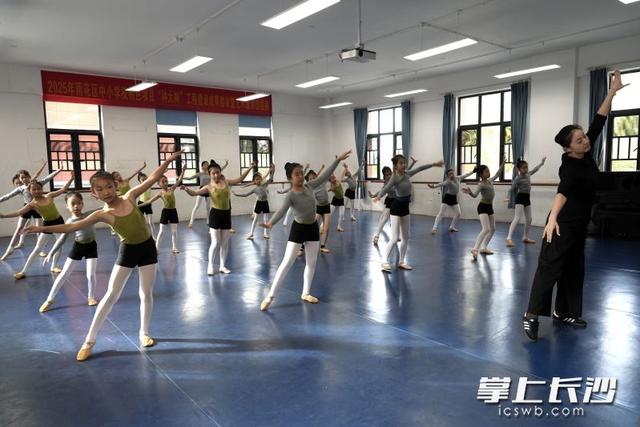 美育1小時N種體驗，長沙市“圓夢工程”送藝和平小學 - 