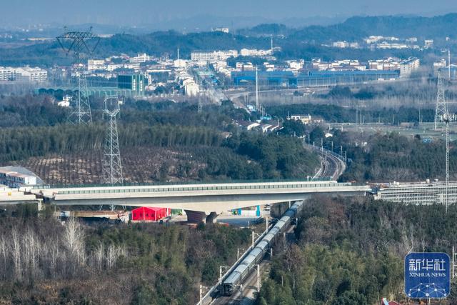 湖北咸寧：萬噸大橋成功轉體 - 