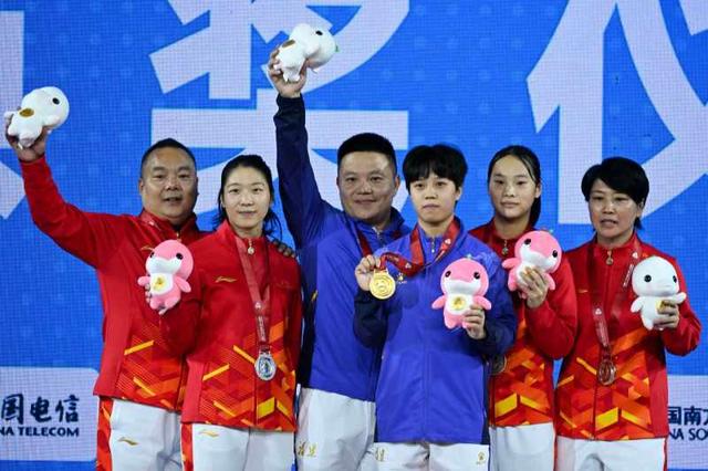 “小鎮姑娘”颯爽全運會舉重賽場，蘇婷婷劉夢佳展現重慶力量