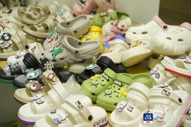 “00後”畢業生賣拖鞋年入350萬？網友：還招人嗎？ - 