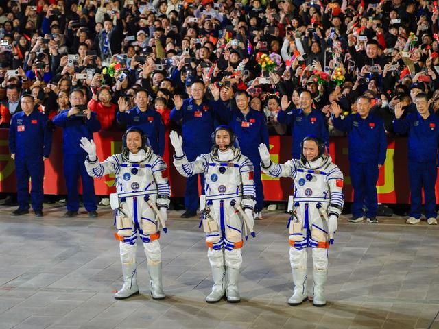 神舟二十一號航天員乘組出征儀式在酒泉衛星發射中心舉行 - 