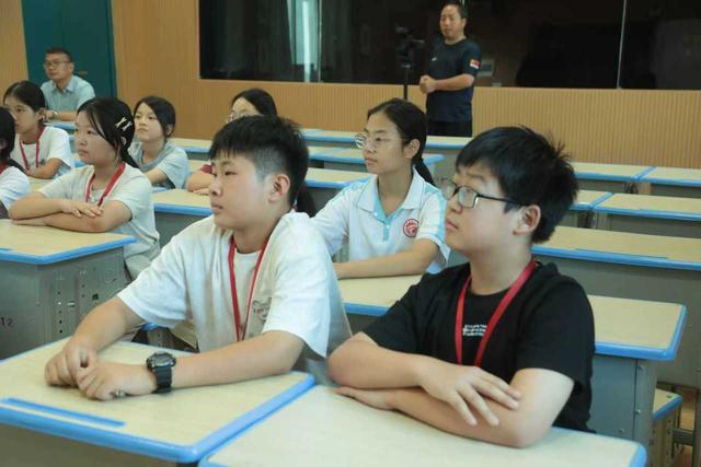 潮聞小記者 | 青春為筆寫華章 - 