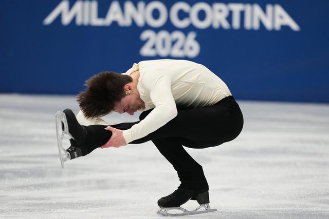 米蘭冬奧｜帶着父母遺願和全家福出場，瑙莫夫走出空難陰霾，圓夢花滑男單賽場 - 