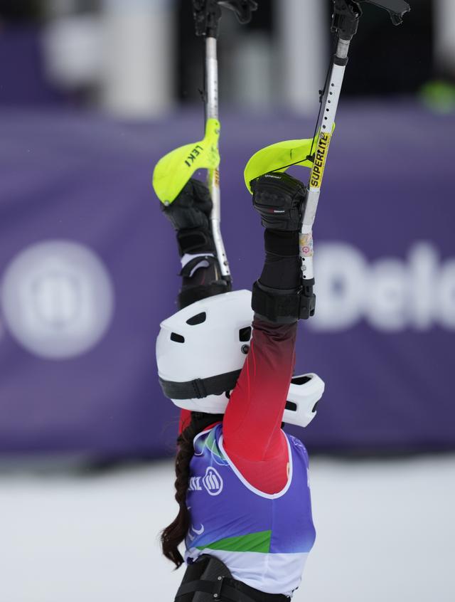 （體育）冬殘奧會——高山滑雪女子迴轉（坐姿）：張雯靜奪冠 - 