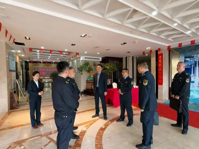 五一護航半馬盛會 平涼市崆峒區市場監管局局所聯動督導賽事安全保障工作 - 