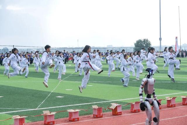 一到下午4:30，教學樓“上鎖”，大學生全被“請”出教室，為啥？ - 