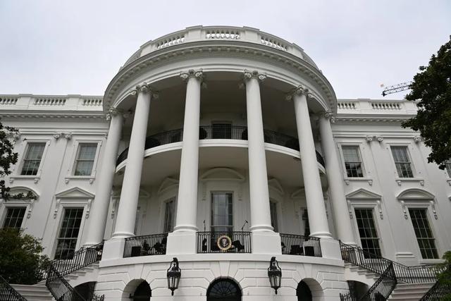 白宮把他們都“炒”了，“立即生效”