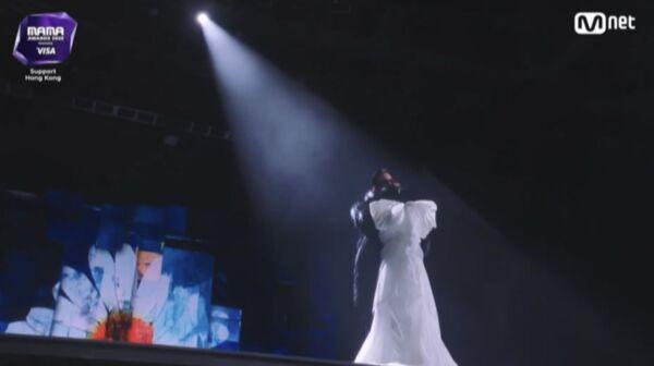 本來只唱2首！GD為香港大火臨時改歌單　全身黑登台暖加碼〈無題〉 - 