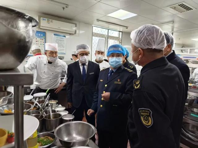 五一護航半馬盛會 平涼市崆峒區市場監管局局所聯動督導賽事安全保障工作 - 