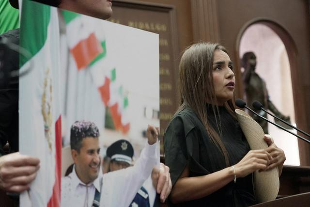 墨西哥遇害市長遺孀接任其職務，誓言繼續打擊販毒集團 - 