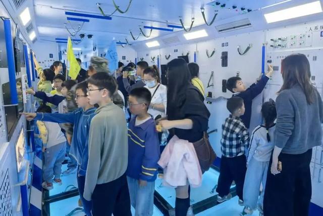 家+書屋｜學逃生、開戰機、探核心艙……“柘”里的少年這樣致敬中國航天 - 