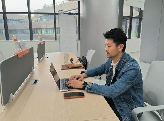 探路“一人公司”|OPC創業者龔福偉：做AI時代“水電工” - 