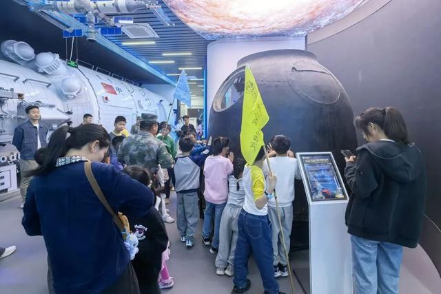 家+書屋｜學逃生、開戰機、探核心艙……“柘”里的少年這樣致敬中國航天 - 