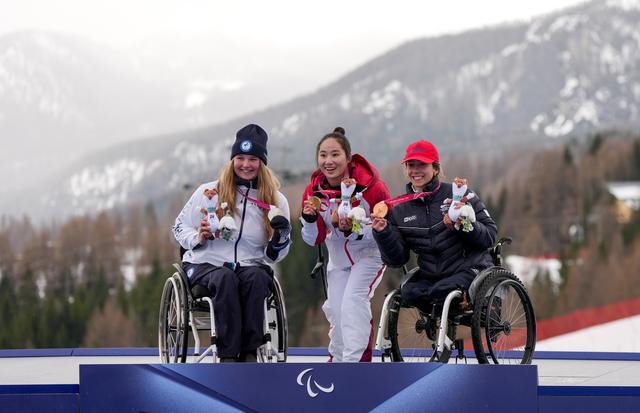 （體育）冬殘奧會——高山滑雪女子迴轉（坐姿）：張雯靜奪冠 - 