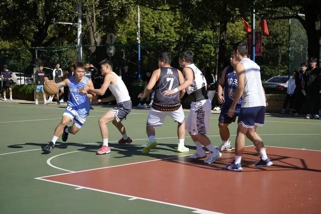 一到下午4:30，教學樓“上鎖”，大學生全被“請”出教室，為啥？ - 