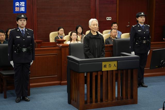 十四屆全國政協人口資源環境委員會原副主任李微微一審被判無期