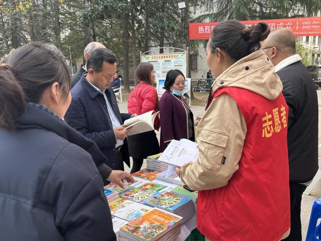 淮海街道東院社區關工委：贈書傳愛，書香潤童築未來 - 