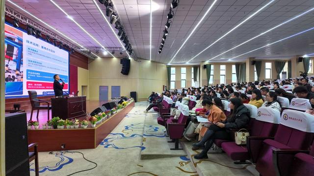 高中化學+小學數學“AI融合課”亮相晴隆！200餘教育人共探數字化轉型路徑 - 