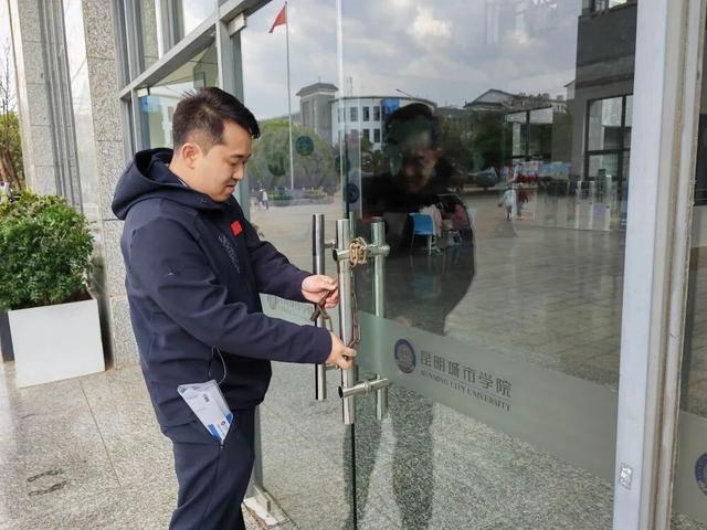 一到下午4:30，教學樓“上鎖”，大學生全被“請”出教室，為啥？ - 