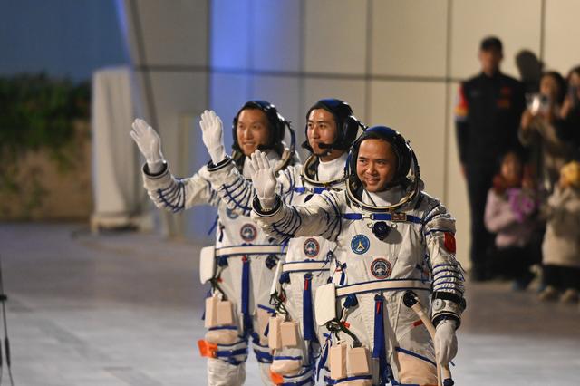 神舟二十一號航天員乘組出征儀式在酒泉衛星發射中心舉行 - 