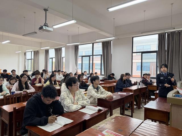 小班化“零距離”反詐！百警進校園為貴安新區高校學子築牢“防火牆” - 
