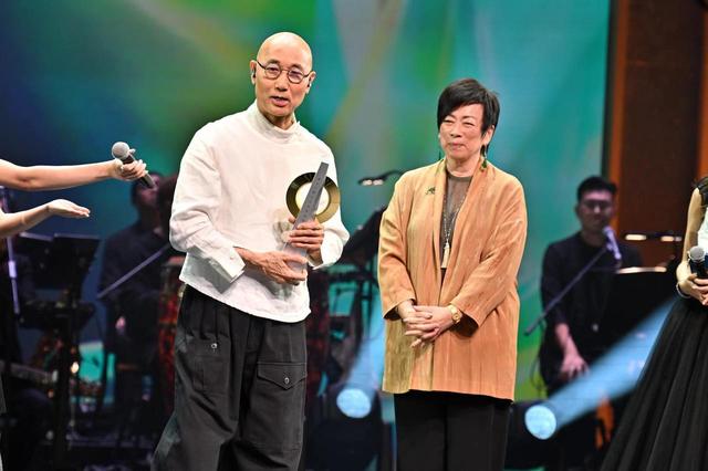 盧冠廷獲獎，台上感激太太唐書琛：有你陪着我走，我才有今天