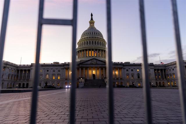 特朗普上任滿一年，自詡熱愛和平，卻一年打七國，並發起關稅戰進行兩黨惡鬥，英國作家評價：全球戰爭販子 - 