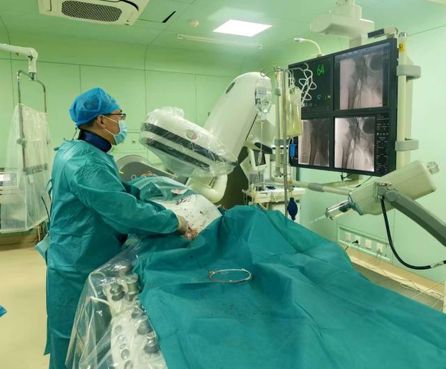 專科協作開新局 微創精準解頑疾 —— 市五院成功完成院內首例股骨頭缺血性壞死介入治療 - 