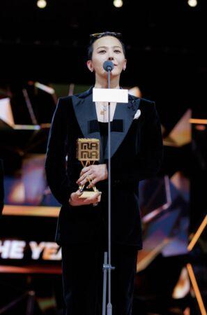 本來只唱2首！GD為香港大火臨時改歌單　全身黑登台暖加碼〈無題〉 - 