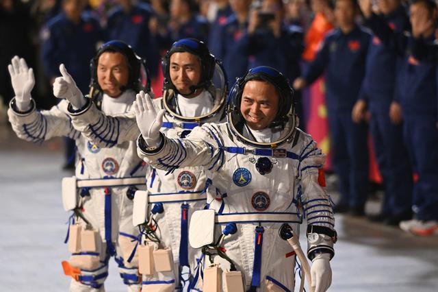 神舟二十一號航天員乘組出征儀式在酒泉衛星發射中心舉行