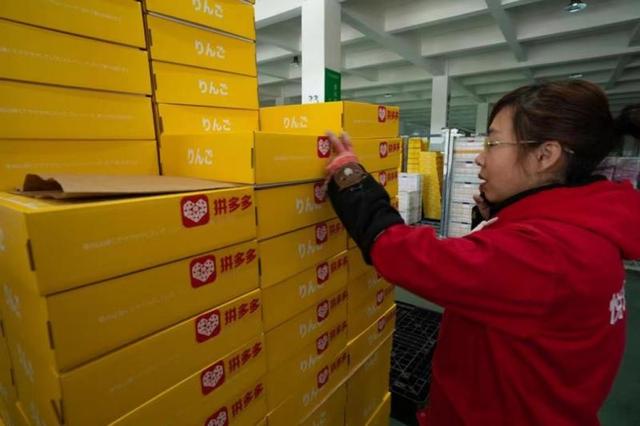 拼多多一店铺与迪士尼推出联名款苹果，出厂前每颗苹果要拍32张照片