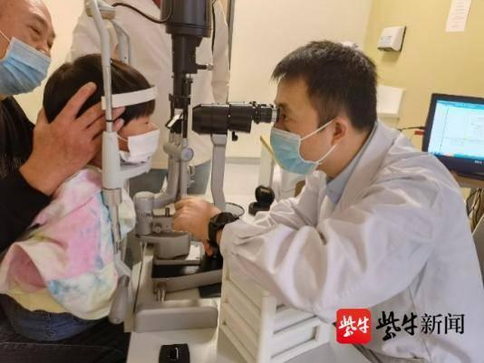 出生只有两斤多，小宝宝视网膜病变，医生5分钟精确完成眼内注射