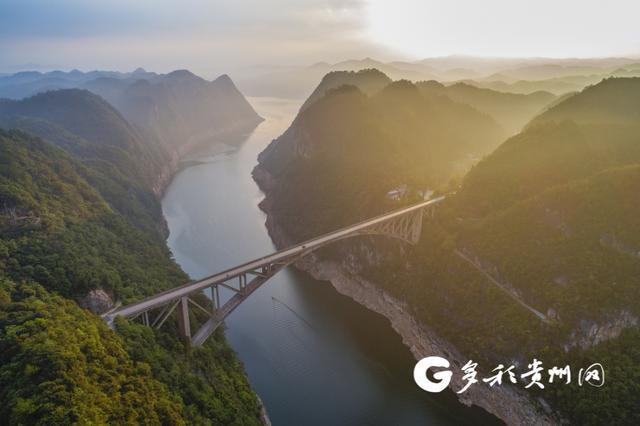 匠人匠心创“造桥奇迹”！贵州交建在喀斯特高原上架起了23座世界级桥梁