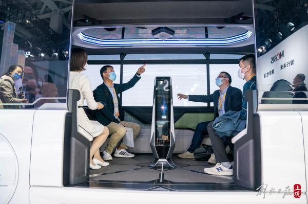 炫目！韩国展商带到进博会的无人驾驶概念车，连车窗都是透明屏幕制成的……